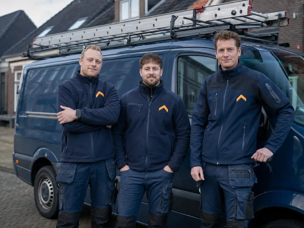 Het team van Dakdekkers Noord-Nederland bij de bedrijfsbus