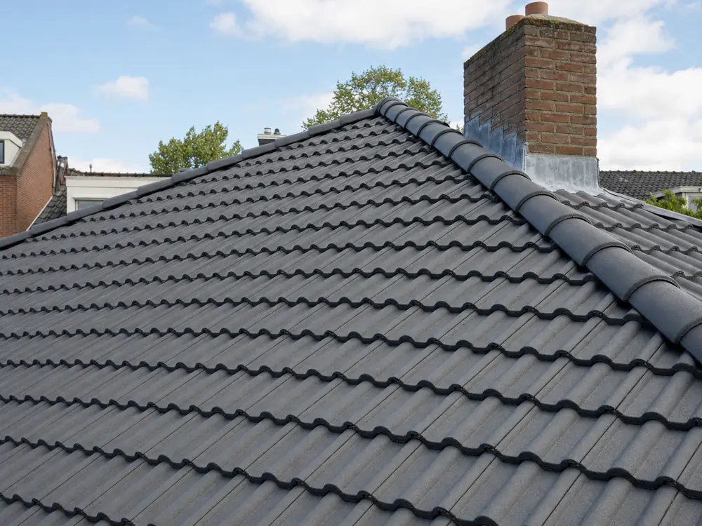 Nieuw pannendak op een rijwoning, strak gelegde antracietpannen